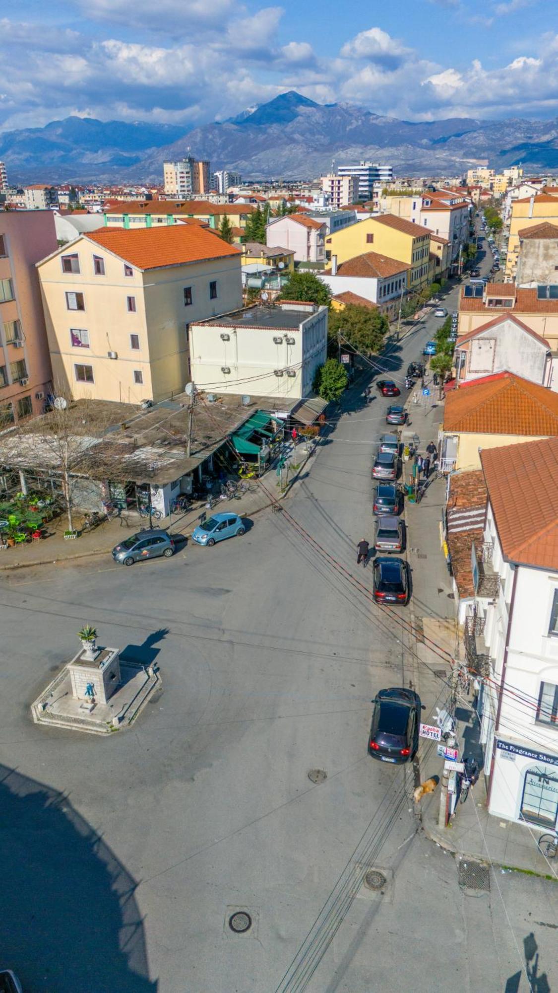 Golden Sleep Hostel Shkodër エクステリア 写真