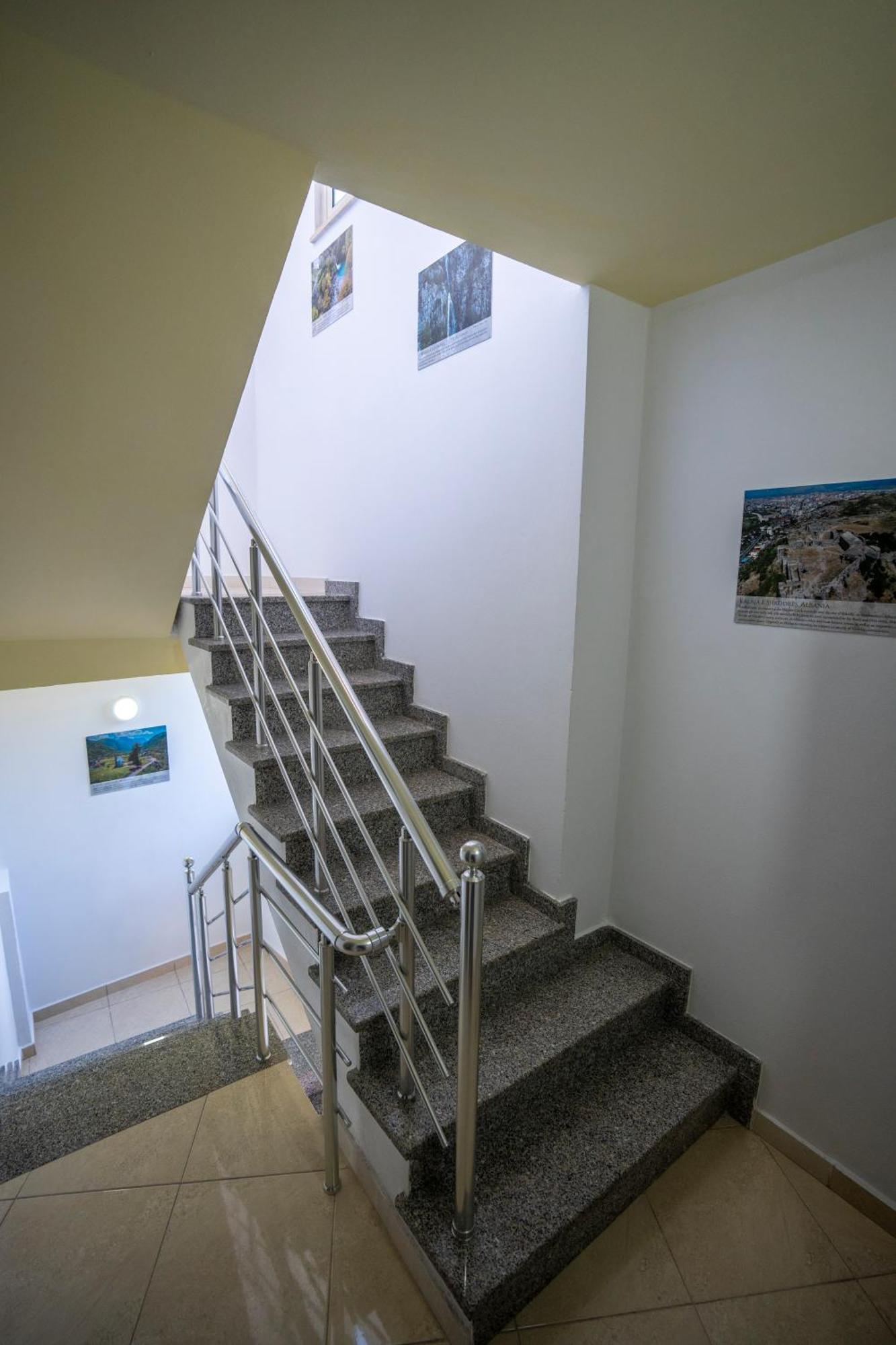 Golden Sleep Hostel Shkodër エクステリア 写真