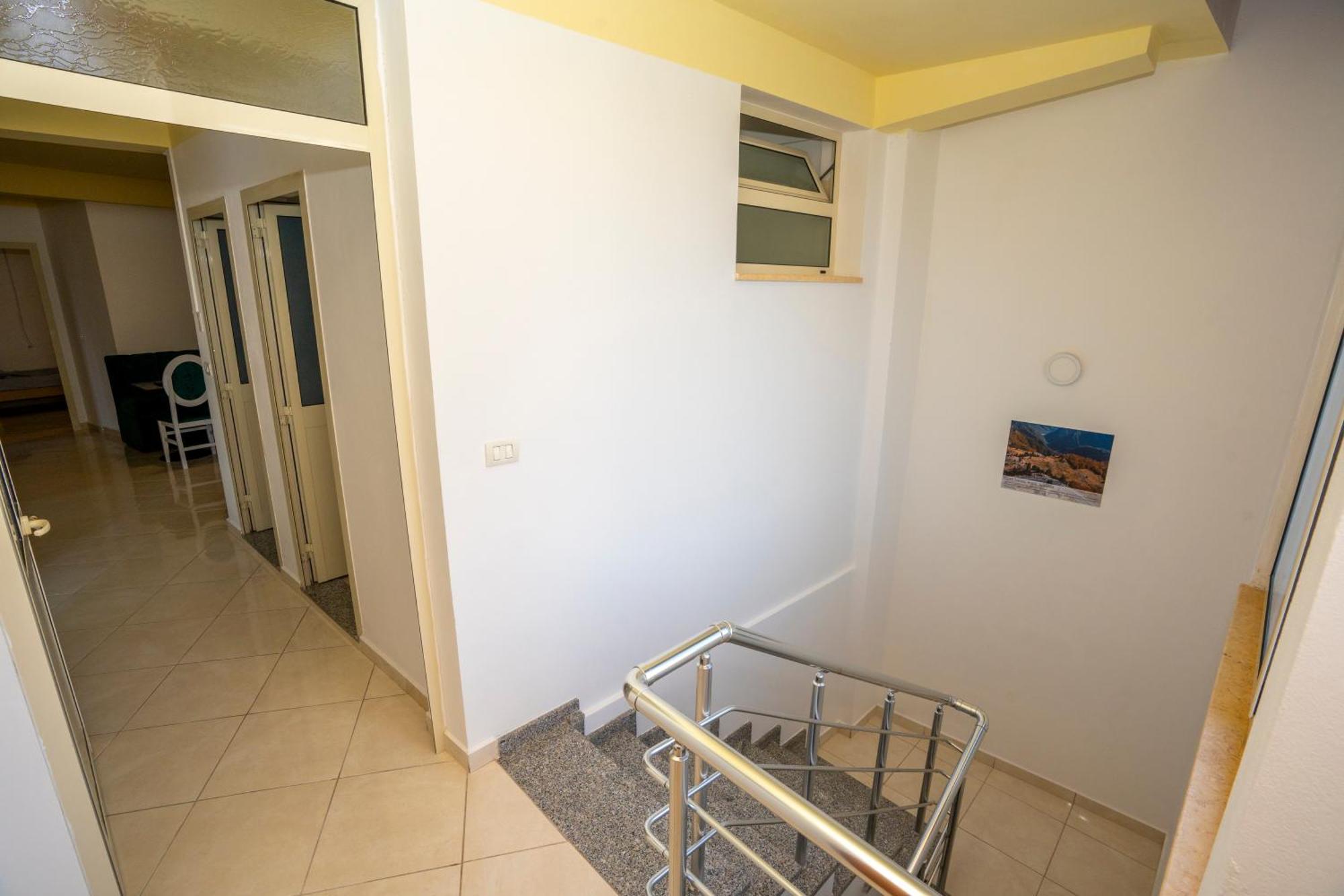Golden Sleep Hostel Shkodër エクステリア 写真